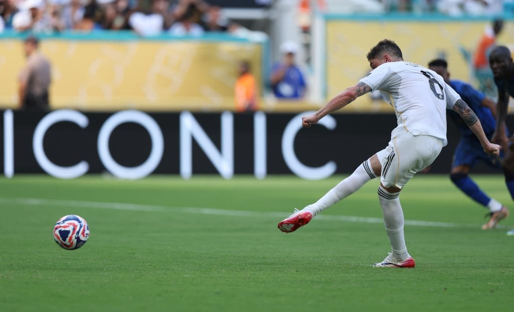 汪涵陪儿子马术竞赛！嚼槟榔超享受，夫妻交替带娃成热议焦点